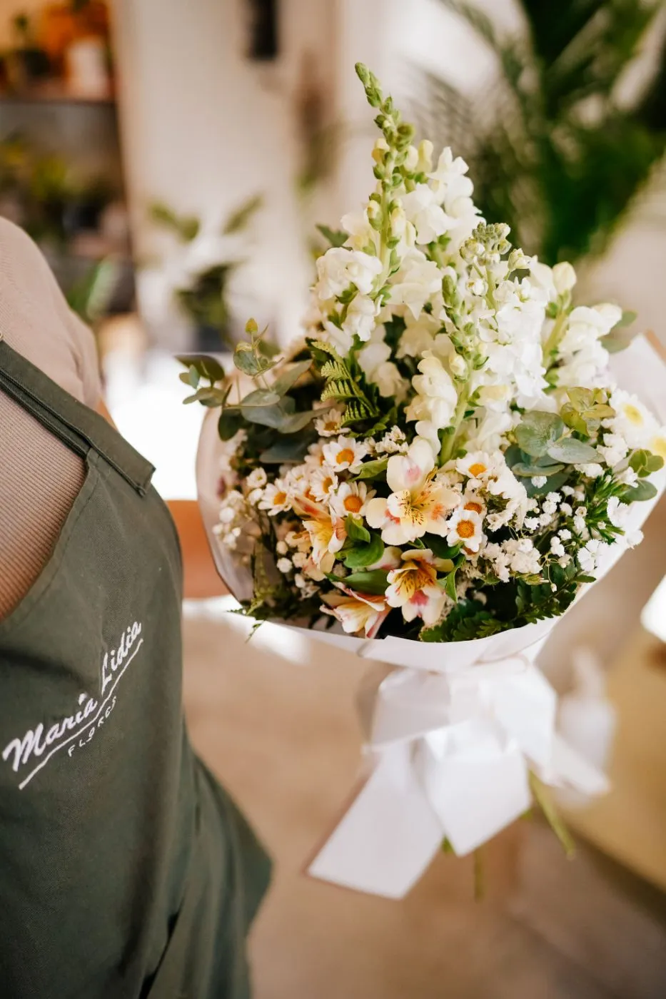 Ramo artesanal de lisianthus blancos y rosas amarillas — Florería María Lidia Rafaela