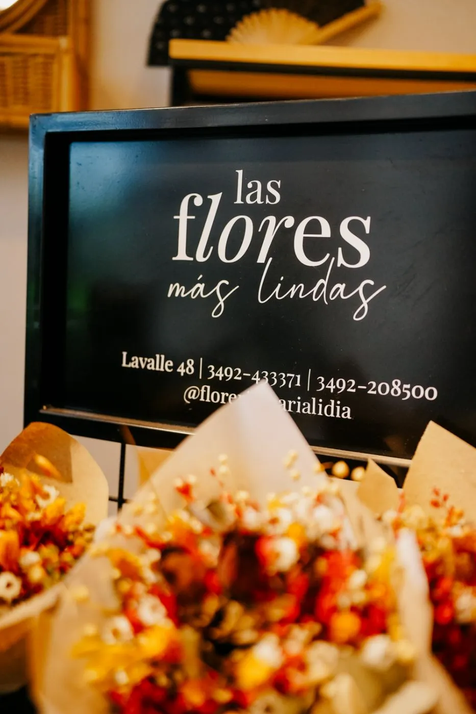 Pizarra las flores más lindas con ramitos de flores secas