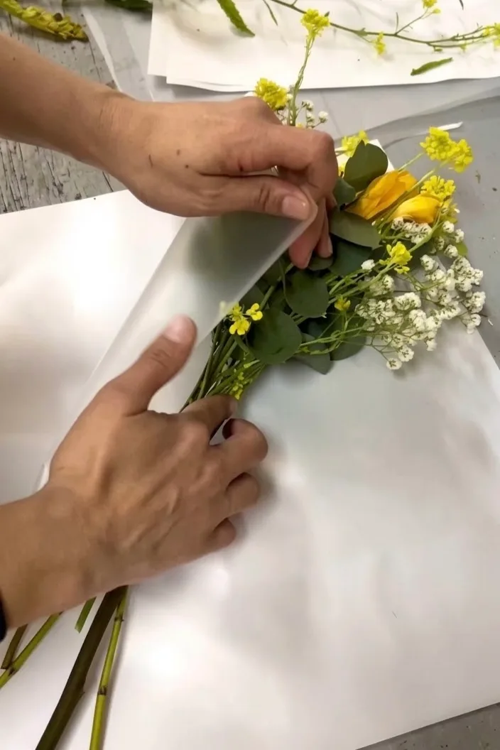 Armado de un ramo en el local de Florería María Lidia